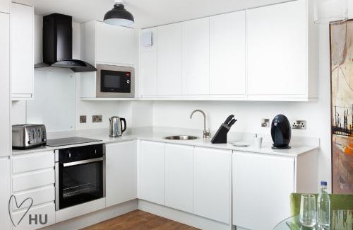 Hull Apartment | Boutique 1 Bdrm Duplex Suite on Marina 305