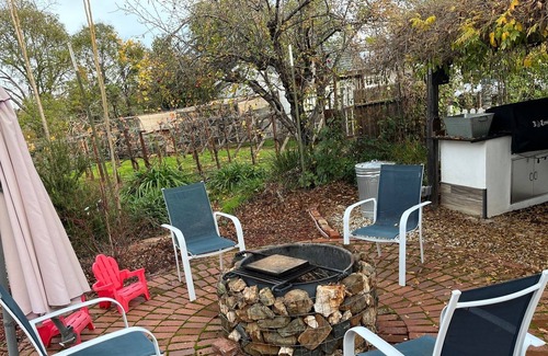 Auburn House | Boutique 1950's spacious house near nature trails, cafe's - 5 min to downtown