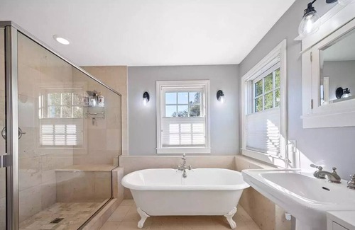 Auburn House | Boutique 1950's spacious house near nature trails, cafe's - 5 min to downtown