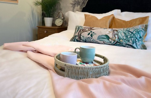 Cleveland Apartment | Boutique Apartment in Leafy Ealing - 10 min from Elizabeth Line
