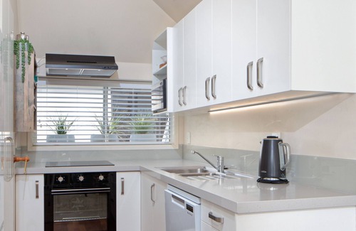 Mount Maunganui House | BOUTIQUE CENTRAL MOUNT HOUSE - KAYAKS, few mins to beach, harbour, cafes, shops