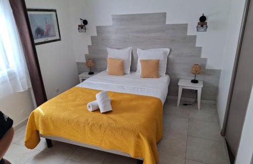 Aigues-Mortes Hotel | Boutique Hôtel Le Medieval - Parking- Accueil vélo