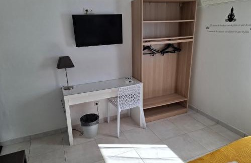 Aigues-Mortes Hotel | Boutique Hôtel Le Medieval - Parking- Accueil vélo