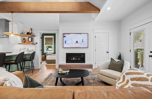 Cahal Street Group House | Boutique Luxury King Suite Spa Shower, Chef Kitchen, Fireplace, Walk to Dining