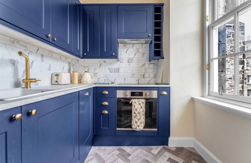 Old Town Apartment | Boutique Modern Royal Mile Apartment Sleeps 4