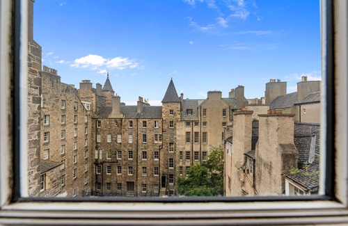 Old Town Apartment | Boutique Modern Royal Mile Apartment Sleeps 4
