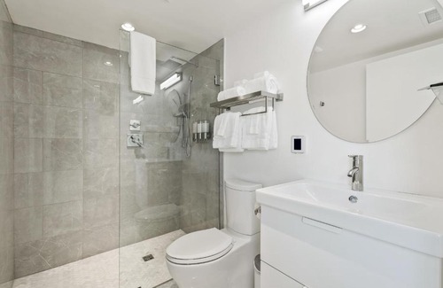 North Downtown Hotel | Boutique Room steps from Downtown Mall Rose Jean - Room 4