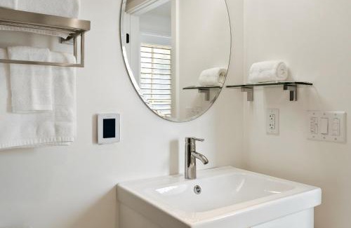 North Downtown Hotel | Boutique Room steps from Downtown Mall Rose Jean - Room 4