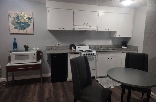 West Hills Apartment | Boutique Room with Kitchen -Naval Suites -223