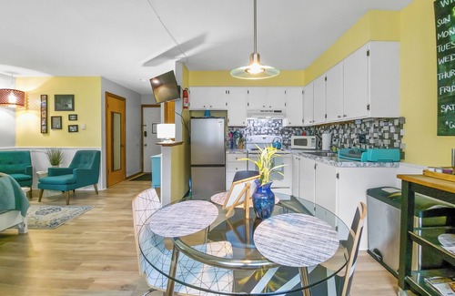 University Park Apartment | Boutique Studio Apartment Hotel across from CSU in Old Town Fort Collins! Very close to perfect when it comes to hotel suites, The Hemingway Studio at Remington Flats has a seaside breezy feel and decor that promotes creativity, spontaneity, and a b