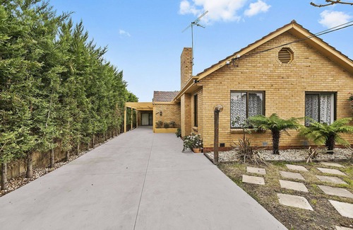 Brighton East House | Boutique style 4BR, 2 bath,Pool & Bungalow on 780sqm land near Brighton beach