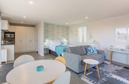 Mapua Apartment | Boutique unit with private deck and outdoor kitchen near shops and social hub