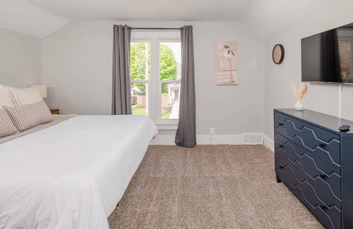 Oshkosh House | Bowen Street Bungalow - 3 bed, 2 bath