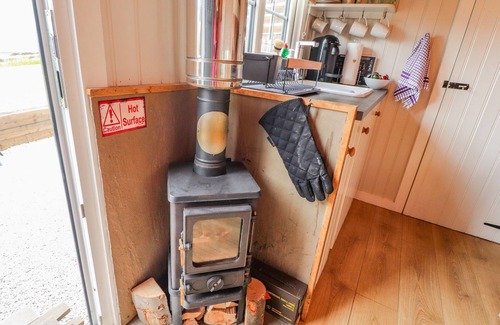 Barnoldswick Cottage | BRACKEN HUT AT COPY HOUSE HIDEAWAY, pet friendly in Earby