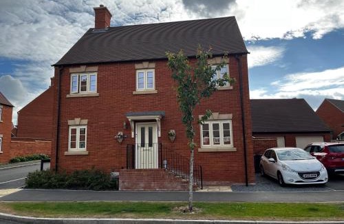 Brackley House | Brackley near Silverstone Grand Prix 3 double bed family home
