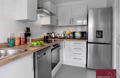 Bracknell Apartment | Bracknell - Modern 2 Bedroom House - With Parking
