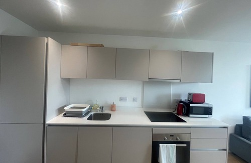 Bracknell Apartment | Bracknell: Stunning, Spacious, One Bed (One Bath) Apartment