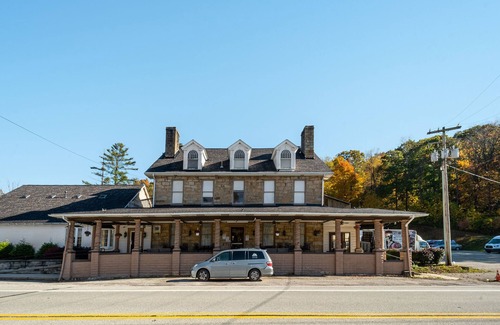 Farmington Hotel | Braddock | Historic Victorian Inn Room