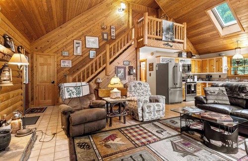 Thompsonville House | Bradley's Bend Trout Fishing Riverfront Log Cabin