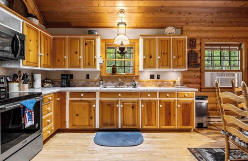 Thompsonville House | Bradley's Bend Trout Fishing Riverfront Log Cabin