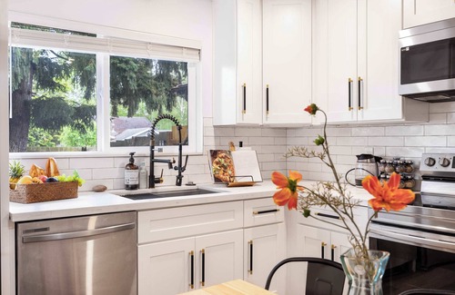 Picnic Point-North Lynnwood Apartment | Brand New 1BR Designer's Oasis 1min to I-5 | Costo