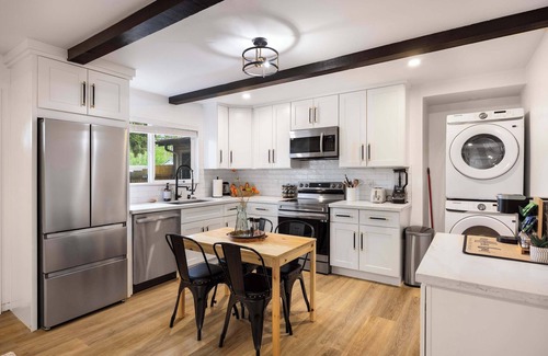 Picnic Point-North Lynnwood Apartment | Brand New 1BR Designer's Oasis 1min to I-5 | Costo