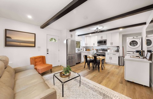 Picnic Point-North Lynnwood Apartment | Brand New 1BR Designer's Oasis 1min to I-5 | Costo