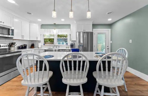 Issue Cottage | Brand New 2 Bedroom Cottage, 1 Block From Beach