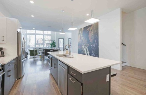 Eighth Avenue House | Brand New/2 Miles to Broadway!