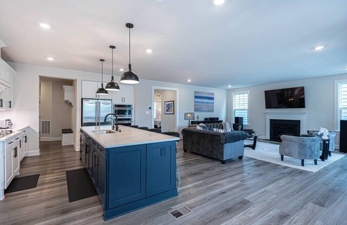 Bayside House | Brand New 2023 Luxury Waterfront Home w private Boat Dock, Community Indoor/Outdoor Pools