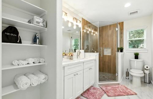 Northeast Houston Apartment | Brand-New 3 BR House Mins To Downtown and Airports