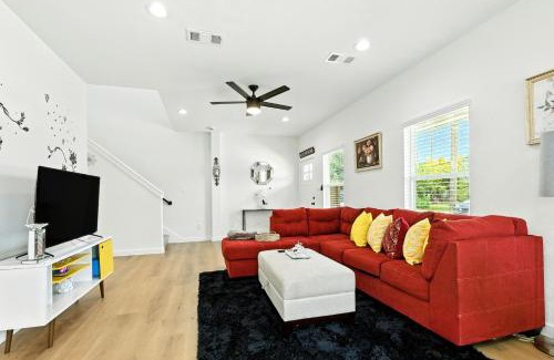 Northeast Houston Apartment | Brand-New 3 BR House Mins To Downtown and Airports