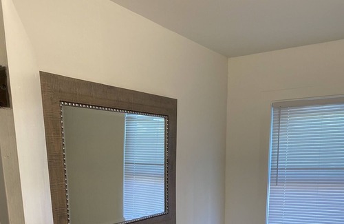 Elmhurst House | BRAND NEW 3 min DOWNTOWN 6 bed 2 bath
