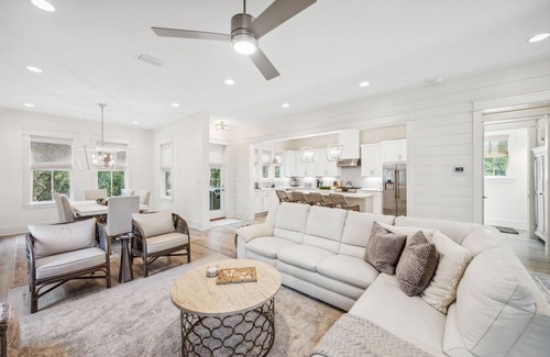 Treetop House | BRAND NEW! 5/4.5 SLEEPS 16! 30A! Close to Pool, Firepit