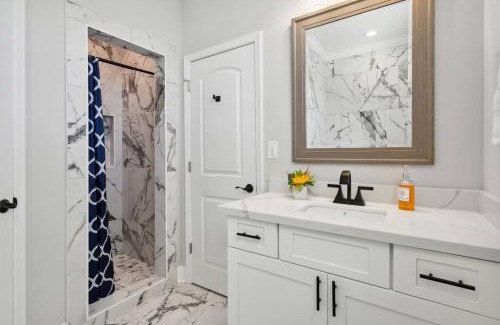 Tulane - Gravier House | Brand New 5BR, Outdoor Seating, Parking