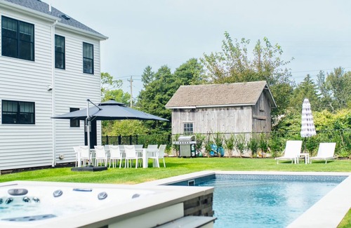 East Marion House | Brand New! 6BR, 4.5 Bath, Pool, Hot Tub, Walk to Beach