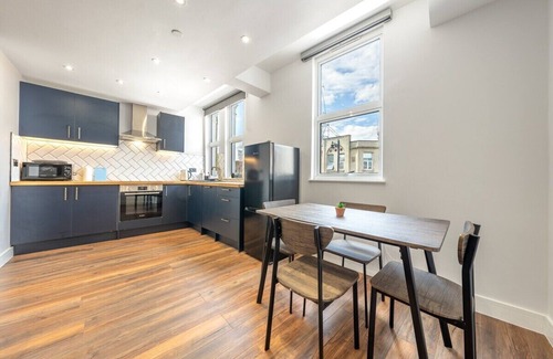 East Acton Apartment | Brand New Apt Sleeps 5 - Zone 2