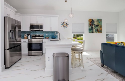 Tropic House | BRAND NEW Artsy Vibe in Eau Gallie ART District, WiFi, AC, Gazebo