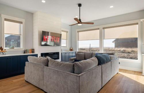 Westport House | Brand-New Beach Retreat Hot Tub Sleeps 13