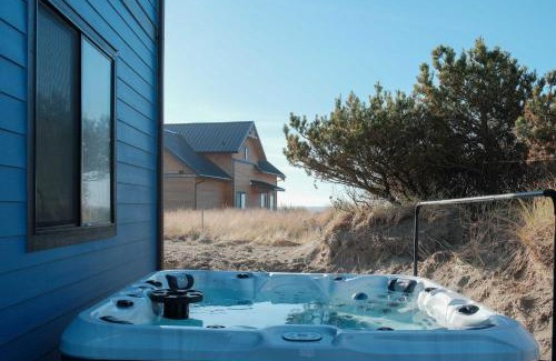 Westport House | Brand-New Beach Retreat Hot Tub Sleeps 13