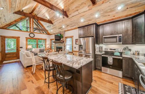 Ellijay Ski Chalet | Brand New Build Luxury Mountain Chalet with Hot tub, pool, Game Room, Premium features