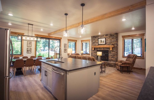 McCall House | Brand New Cabin w/Air Conditioning & 4 King Suites!