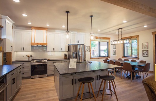 McCall House | Brand New Cabin w/Air Conditioning & 4 King Suites!