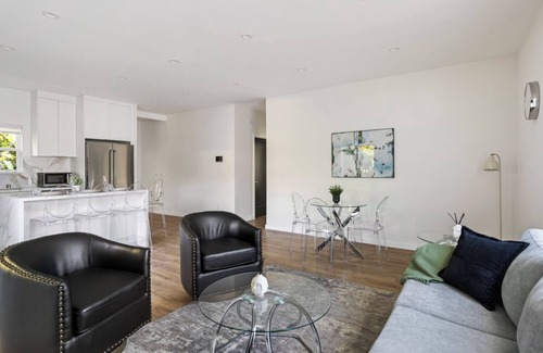 Burbank House | Brand NEW Charming 2-bedroom house with AC, WiFi in fabulous Burbank Hills
