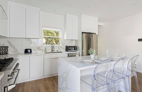 Burbank House | Brand NEW Charming 2-bedroom house with AC, WiFi in fabulous Burbank Hills
