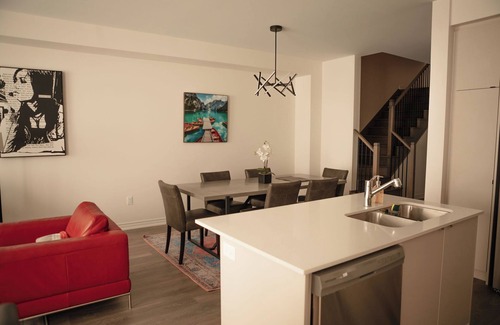 Innisfil House | Brand new, Chic 3-bedroom house in delightful Barrie with WiFi, AC