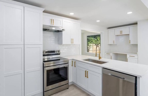 Killearn Estates House | Brand New Classy Modern Home Rests on Beautiful Park and Lake
