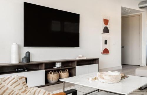 Jefferson Park House | Brand New Condo - Walk to Empower Stadium - Tesoro
