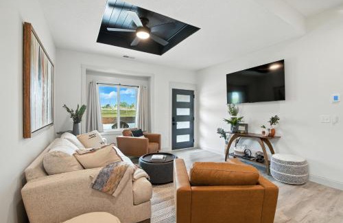 Lawrence Apartment | Brand New Cool Comfy Lawrence Retreat Duplex