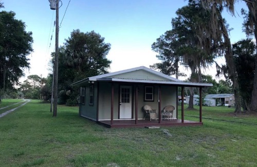 Crescent City House | brand new cozy getaway on LAKE George?St. Johns River with Dock